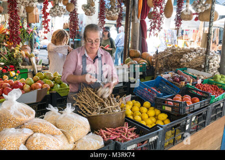 Obst und Gemüse stand im Mercado do Bolhao, Porto, Portugal Stockfoto