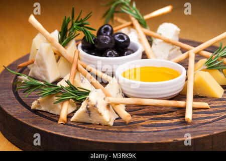 Restaurant Dish - Käse aus verschiedenen Arten von Käse mit Honig und Oliven in Scheiben geschnitten Stockfoto