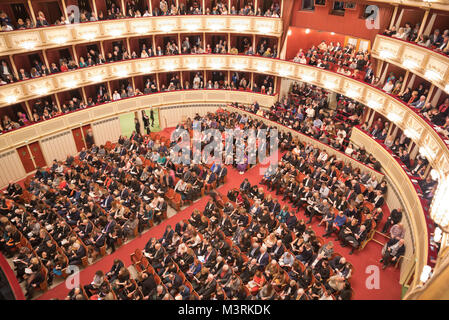 Wien, ÖSTERREICH - Februar, 2018: Innenraum der Wiener Staatsoper Auditorium mit Publikum bereit für die Leistung. Stockfoto