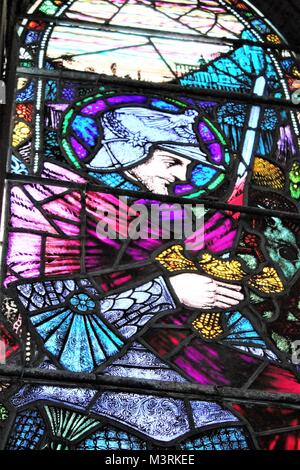 Glasmalerei Figuren in einer kleinen Kirche von Harry Clarke in Irland Stockfoto