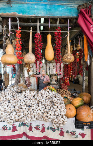 Kürbisse, Paprika und Knoblauch für den Verkauf in der Mercado do Bolhao, Porto, Portugal Stockfoto