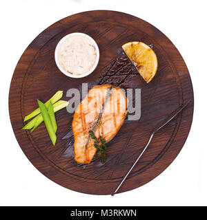 Glasierte Lachsfilet mit Sesam close-up auf einer Holzplatte Stockfoto