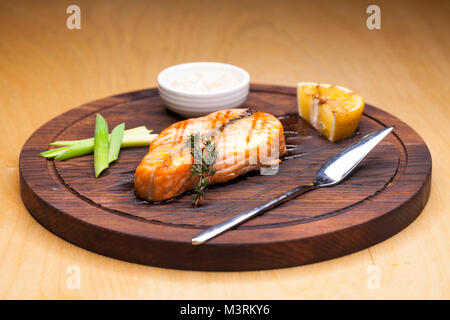 Glasierte Lachsfilet mit Sesam close-up auf einer Holzplatte Stockfoto