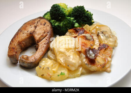 Wildlachs mit Kartoffelgratin und Brokkoli Stockfoto