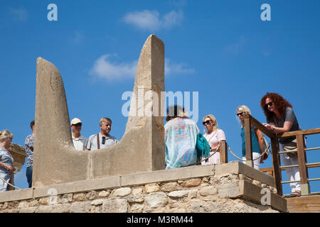 Südfassade und Propylaeum mit Hörnern der Weihe Symbol der Minoischen Heiliger Stier, der Palast von Knossos archäologische Stätte, Insel Kreta, Griechenland, Europa Stockfoto