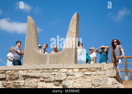 Südfassade und Propylaeum mit Hörnern der Weihe Symbol der Minoischen Heiliger Stier, der Palast von Knossos archäologische Stätte, Insel Kreta, Griechenland, Europa Stockfoto