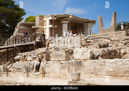 Südfassade und Propylaeum mit Hörnern der Weihe Symbol der Minoischen Heiliger Stier, der Palast von Knossos archäologische Stätte, Insel Kreta, Griechenland, Europa Stockfoto