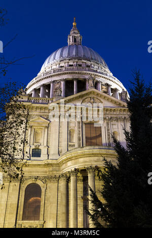 Die Kuppel der St. Paul's Kathedrale bei Nacht beleuchtet, London, UK Stockfoto