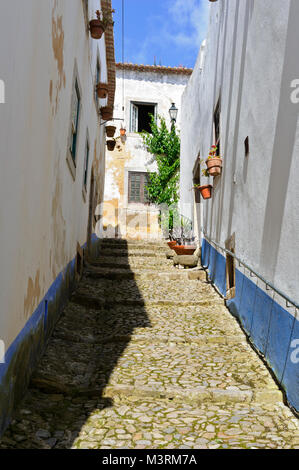 Schmale Gasse in Obidos, Portugal Stockfoto