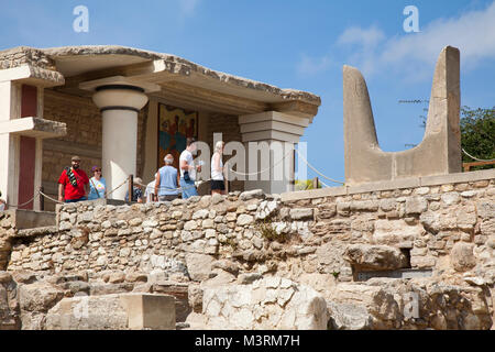 Südfassade und Propylaeum mit Hörnern der Weihe Symbol der Minoischen Heiliger Stier, der Palast von Knossos archäologische Stätte, Insel Kreta, Griechenland, Europa Stockfoto