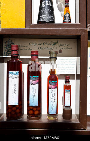 Portugiesische Kirsche alkoholische Getränke zum Verkauf in Obidos, Portugal Stockfoto