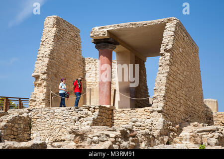 Eingang Süd, Korridor mit dem Fresko "Preis der Lilien, der Palast von Knossos archäologische Stätte, Insel Kreta, Griechenland, Europa Stockfoto