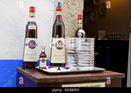 Portugiesische Kirsche alkoholische Getränke zum Verkauf in Obidos, Portugal Stockfoto