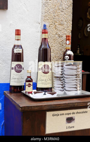 Portugiesische Kirsche alkoholische Getränke zum Verkauf in Obidos, Portugal Stockfoto