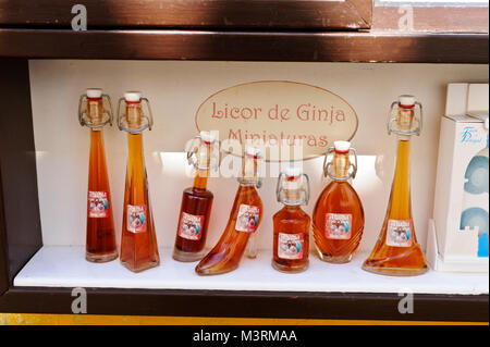 Portugiesische Kirsche alkoholische Getränke zum Verkauf in Obidos, Portugal Stockfoto