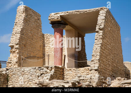 Eingang Süd, Korridor mit dem Fresko "Preis der Lilien, der Palast von Knossos archäologische Stätte, Insel Kreta, Griechenland, Europa Stockfoto