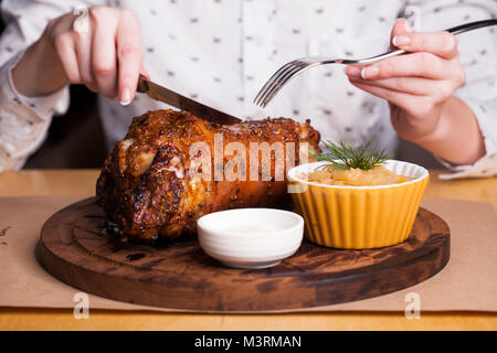 Restaurant Dish - eine große gebackene Schweinshaxe auf einer hölzernen Fach Stockfoto