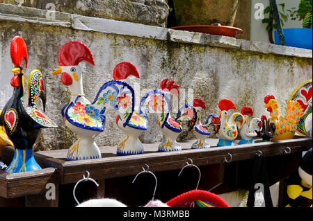 Portugiesische symbolische Hahn Ornamente auf Verkauf in Obidos, Portugal Stockfoto