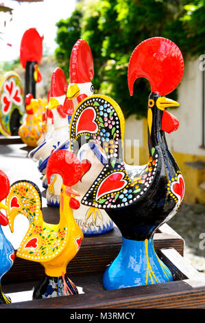 Portugiesische symbolische Hahn Ornamente auf Verkauf in Obidos, Portugal Stockfoto