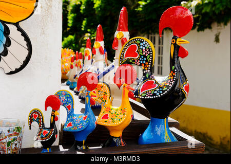 Portugiesische symbolische Hahn Ornamente auf Verkauf in Obidos, Portugal Stockfoto