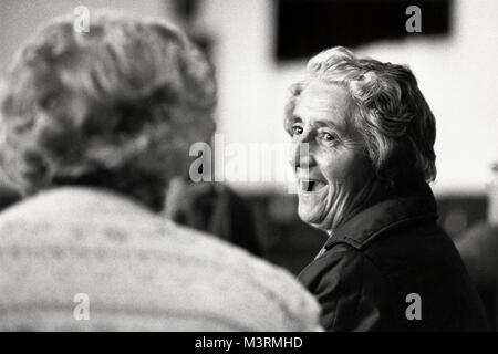 Alte Dame im Publikum bei kleinen Eisteddfod in Village Hall an Y Graig Dyfed Wales UK Stockfoto