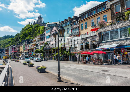 Blick auf die Straße von Cochem, einem traditionellen deutschen Stadt an der Mosel, beliebte Wein- und Ferienort in Deutschland Stockfoto