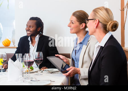 Team von Geschäftsleuten mit Mittagessen Stockfoto