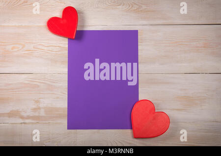 Rotes Herz Valentinstag Nachricht. lila Blatt Papier. Stockfoto