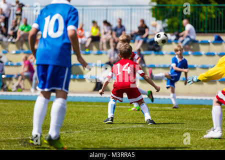 Läuft der Fußball-Fußball-Spieler. Soccer Kick; Schule Fußball-Spiel. Fussballer kicken Fußball; junge Fußball-Spieler kicken Ball. Fußballer Stockfoto