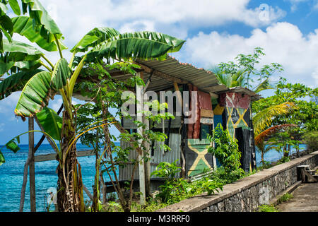 Banane Bäume entlang der karibischen Küste auf dem Weg nach James Bond Beach, Ocho Rios, Jamaika Stockfoto