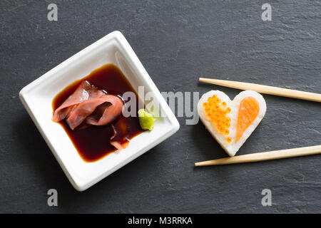 Sushi abstrakte Meeresfrüchte Herz Konzept auf schwarzem Marmor Menü Hintergrund Stockfoto