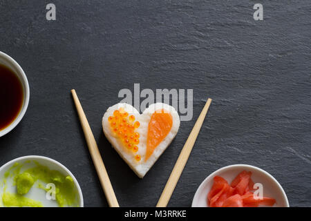 Sushi abstrakte Meeresfrüchte Herz Konzept auf schwarzem Marmor Menü Hintergrund Stockfoto