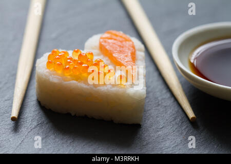 Sushi Herzen makro Meeresfrüchte Konzept mit Lachs und Kaviar Stockfoto