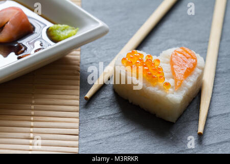 Sushi Herzen makro Meeresfrüchte Konzept mit Lachs und Kaviar Stockfoto