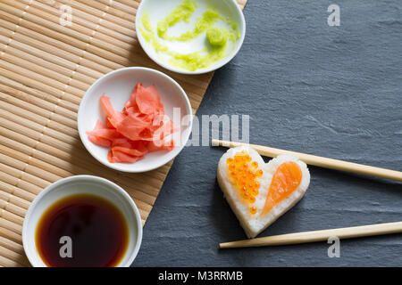 Liebe Sushi abstrakte Menü Konzept mit nigiri Herz auf schwarzem Hintergrund Stockfoto