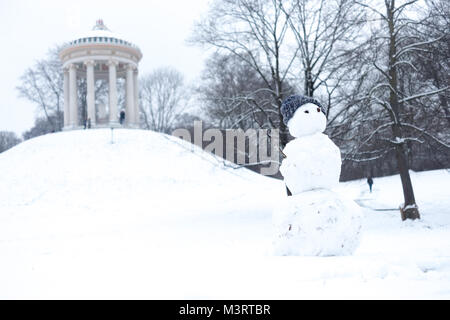 Schneemann vor dem Monopteros im Englischen Garten, München; Schneemann vor der Monopteros im Englischen Garten, München, Bayern Stockfoto