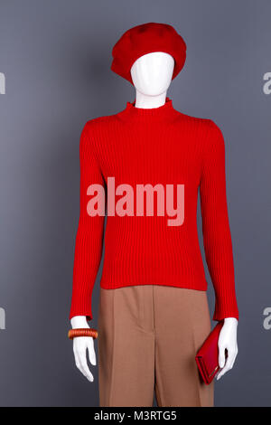 Mannequin in rot gekleidet Baskenmütze und Pullover. Stockfoto