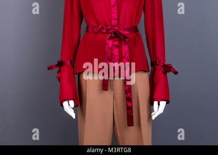 Elegantes langarm Bluse mit Bögen. Stockfoto