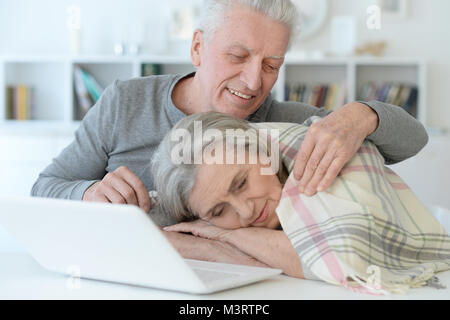 Ältere Menschen umarmen Schöne ältere Frau mit Decke, Schlafen Stockfoto