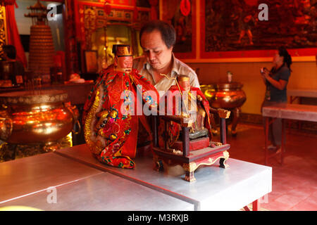 Bogor, Indonesien. 11 Feb, 2018. Arbeitnehmer Reinigung der 'rupang' in der Dhanagun Tample, Suryakencana, Bogor. Tätigkeiten zu Waschen oder Reinigen der Altar und die 'rupang' zielt darauf ab, die Seele zu reinigen und Verstand für chinesische Bürger, die das Ritual des neue Jahr Neujahr. Credit: Adriana Adinandra/Pacific Press/Alamy leben Nachrichten Stockfoto