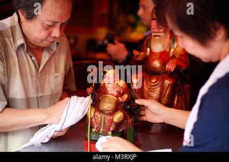 Bogor, Indonesien. 11 Feb, 2018. Arbeitnehmer Reinigung der 'rupang' in der Dhanagun Tample, Suryakencana, Bogor. Tätigkeiten zu Waschen oder Reinigen der Altar und die 'rupang' zielt darauf ab, die Seele zu reinigen und Verstand für chinesische Bürger, die das Ritual des neue Jahr Neujahr. Credit: Adriana Adinandra/Pacific Press/Alamy leben Nachrichten Stockfoto