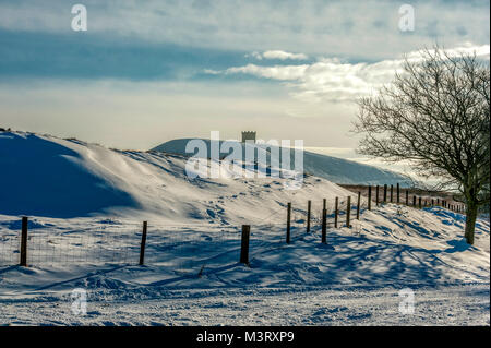 Szene Winter zeigt die berühmten Wahrzeichen von Lancashire Rivington Pike Chorley Großbritannien abgedeckt im Schnee in der Morgensonne spiegeln Stockfoto