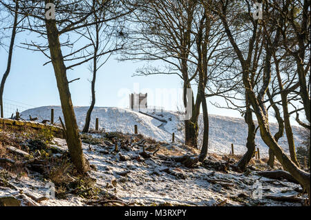 Szene Winter zeigt die berühmten Wahrzeichen von Lancashire Rivington Pike Chorley Großbritannien abgedeckt im Schnee in der Morgensonne spiegeln Stockfoto