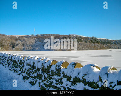 Szene Winter zeigt die berühmten Wahrzeichen von Lancashire Rivington Pike Chorley Großbritannien abgedeckt im Schnee in der Morgensonne spiegeln Stockfoto