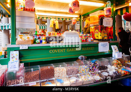 LONDON, Großbritannien - 31.Oktober 2012: Süßwaren stall Verkauf von Zuckerwatte und andere Süßigkeiten am Covent Garden Market, eine der touristischen Attraktionen in Lo Stockfoto