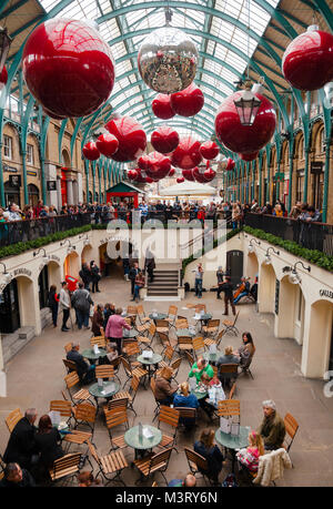 LONDON, Großbritannien - 31.Oktober 2012: Musikalische string band buskin am Covent Garden Market, eine der touristischen Attraktionen in London Stockfoto