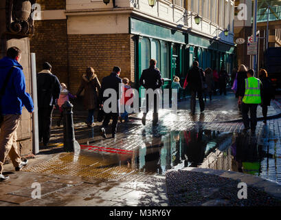 LONDON, Großbritannien - 1. Nov. 2012: Fußgänger entlang nasse Tooley Street in der Nähe von London City Hall nach dem Regen Stockfoto