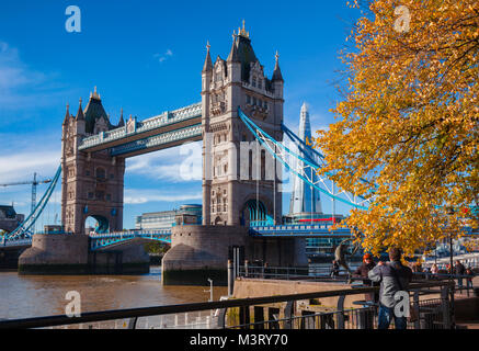 LONDON, GROSSBRITANNIEN - Nov 1, 2012: Touristen Fotos vor der Tower Bridge und Shard Skyscraper nehmen an einem sonnigen Herbsttag Stockfoto