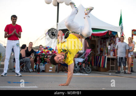 Eine Kampfkunst Praktiker gibt eine Demonstration in der brasilianischen Kampfkunst Capoeira während der jährlichen Latino Heritage Festival in Des Moines, Iowa, Sept. 26, 2015. Viele Veteranen und Iowa National Guard Freiwillige unterstützen das Festival jedes Jahr, die mit der Abteilung Anerkennung der Verteidigung der nationalen Hispanic Heritage Monat zusammenfällt. (DoD Nachrichten Foto durch EJ Hersom) 150926 - D-DB 155-012 von DoD News Fotos Stockfoto