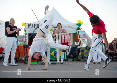 Kampfkünste Praktiker geben Sie eine Demonstration in der brasilianischen Kampfkunst Capoeira während der jährlichen Latino Heritage Festival in Des Moines, Iowa, Sept. 26, 2015. Viele Veteranen und Iowa National Guard Freiwillige unterstützen das Festival jedes Jahr, die mit der Abteilung Anerkennung der Verteidigung der nationalen Hispanic Heritage Monat fällt. (DoD Nachrichten Foto durch EJ Hersom) 150926 - D-DB 155-011 von DoD News Fotos Stockfoto